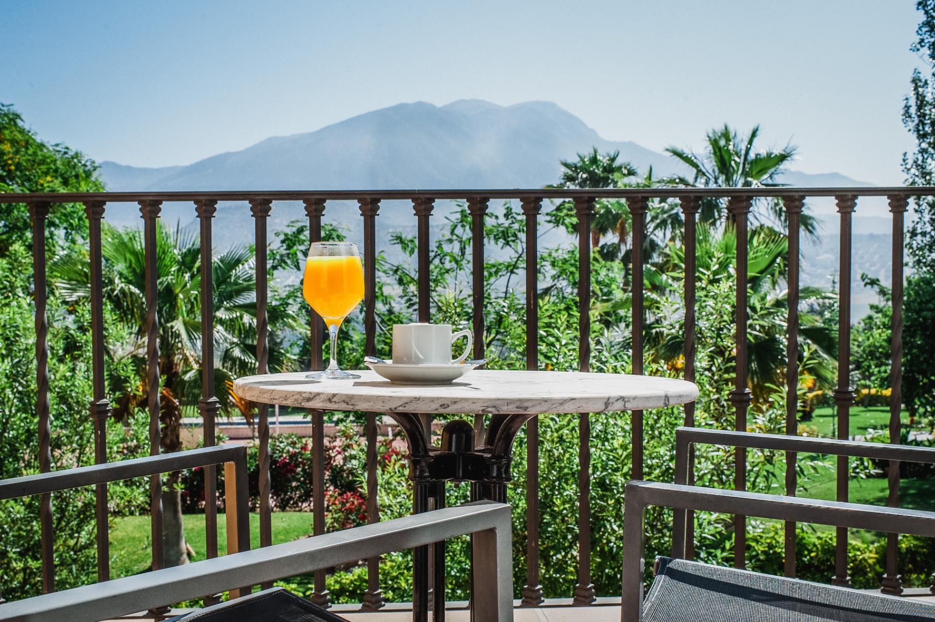 Balkon met bergzicht, koffie en vers sinaasappelsap