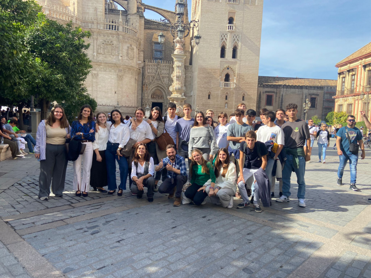 Groep met onze gidsen voor de kathedraal van Sevilla