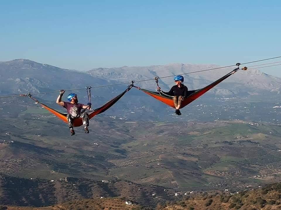 Bergbeklimmen en tokkelen tussen twee bergtoppen in Andalusië