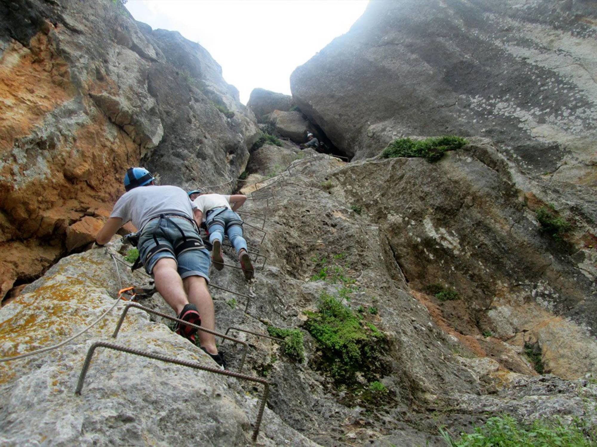 Via ferrata klimmen langs een rotswand in Andalusië