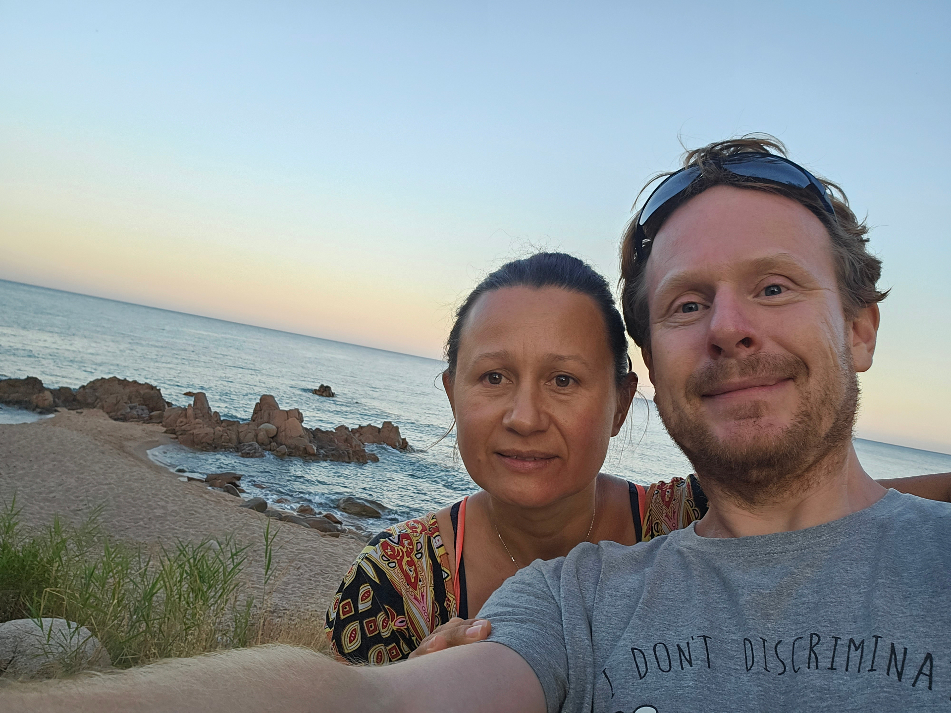 Robbert en Laura aan de Andalusische kust bij zonsondergang